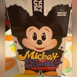 Mickey Family guaranteed Minnie